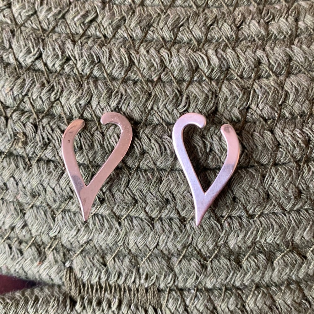 Ciani sterling silver vintage heart stud earrings